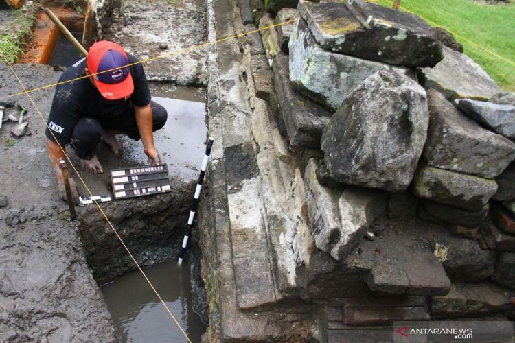 Anggota tim dari Balai Pelestarian Cagar Budaya (BPCB) Trowulan melakukan eskavasi di Candi Songgoriti, Batu, Jawa Timur, Sabtu (13/11/2021). Eskavasi tersebut dilakukan untuk mencari gambaran bentuk asli candi yang diduga adalah penanda sebuah petirtaan atau pemandian suci pada jaman kerajaan Mataram Kuno di abad 9 Masehi.