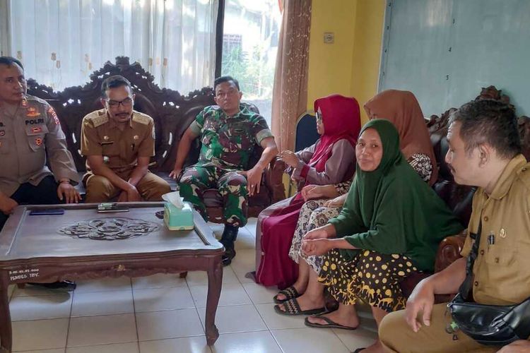 Pertemuan Forkopimcam Tambakboyo dan Pemerintah Desa Tambakboyo saat melakukan proses mediasi kedua warga yang berselisih antara Tinah dengan Nutri Sulis yang berujung penembokan akses rumah.