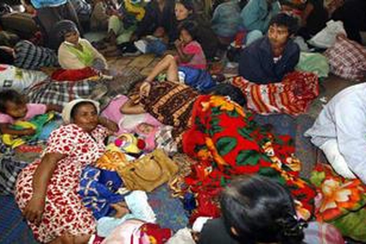 Warga yang mengungsi di Pos Pengungsian Kabanjahe akibat letusan Gunung Sinabung.