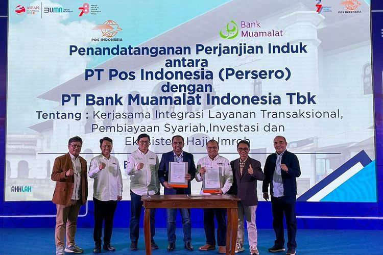 Penandatanganan kerja sama strategis antara Pos Indonesia dan Bank Muamalat.