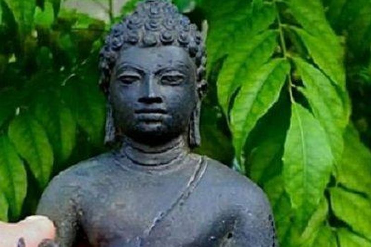 Arca Buddha dari perunggu yang merupakan koleksi milik Asmadi.