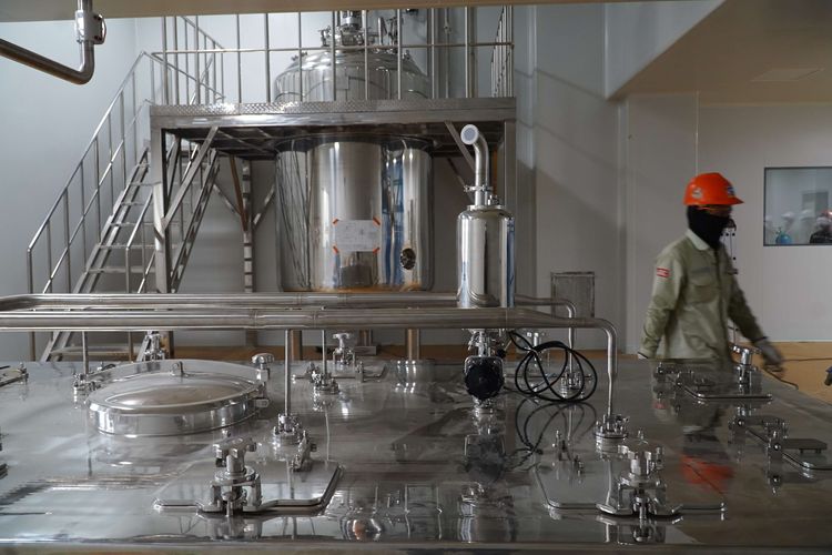 Pekerja menyelesaikan instalasi alat di dalam fasilitas fraksionasi plasma PT SK Plasma Core Indonesia di Karawang, Jawa Barat, Kamis (18/12/2025). Setelah proses pembangunan selesai, fasilitas ini mampu mengolah 600.000 liter plasma per tahun. Pabrik plasma terbesar di Asia Tenggara ini diharapkan dapat memenuhi kebutuhan nasional terhadap Produk Obat Derivat Plasma (PODP) seperti albumin dan imunoglobulin intravena.