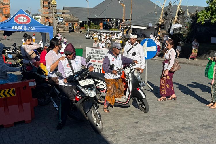 Cerita Tukang Ojek Dadakan Raup Cuan hingga Rp 500.000 Per Hari Saat Upacara di Pura Besakih