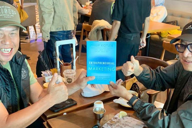 Buku Entrepreneurial Marketing: Beyond Professionalism to Creativity, Leadership, and Sustainability