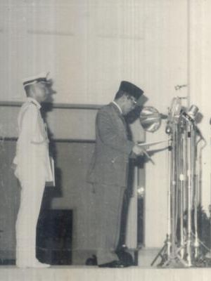 Presiden Soekarno Mengucapkan Deklarasi Ekonomi di Istana, 28 Maret 1963