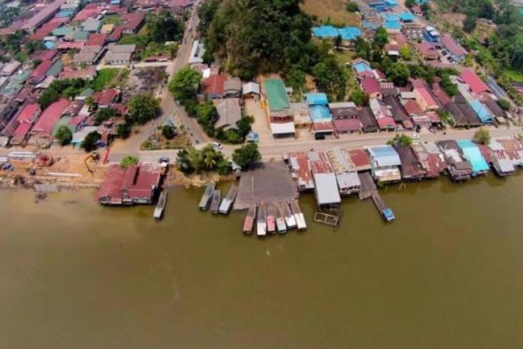 Pusat kota Tenggarong yang dibelah oleh Sungai Mahakam di Kabupaten Kutai Kartanegara, Kalimantan Timur, Kamis (16/10/2014).