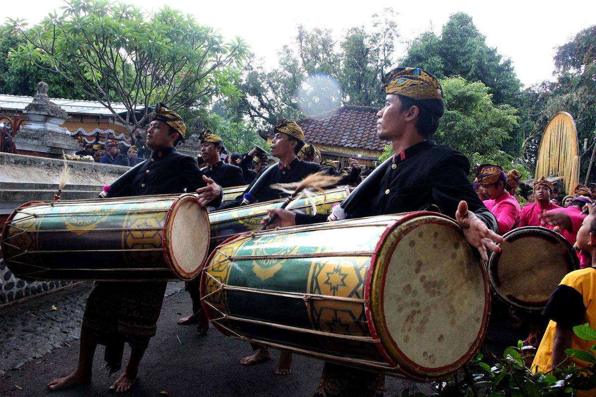 Penabuh gendang beleq atau sekehe turut mengelilingi kemalik dalam prosesi perang topat, di Pura Lingsar, Lombok Barat, Rabu (11/12/2019). Gendang Beleq adalah tarian suku sasak menyambut kedatangan prajurit perang. Dalam perkembangannya gedang Beleq digunakan untuk menyambut tamu kehormatan.