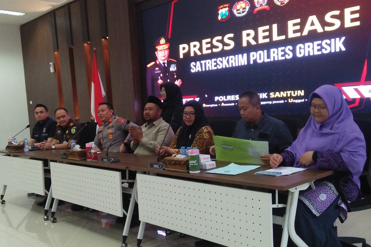 Rilis di kantor Polres Gresik, Jawa Timur, terkait siswi SD yang mata kanannya mengalami penurunan pengelihatan, Kamis (21/9/2023).