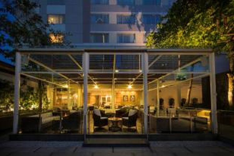 Riva Grill, Bar, and Terrace di hotel The Park Lane Jakarta.