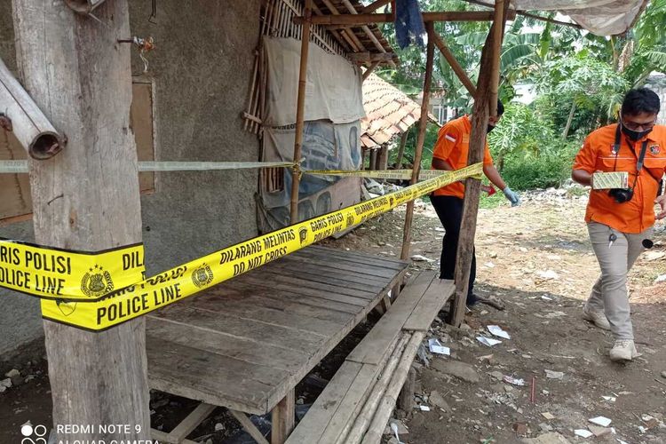 Tim Inafis Polres Karawang tengah melakukan olah TKP kasus empat orang meninggal usai pesta miras di Bendasari 2, Desa Kondangjaya, Kecamatan Karawang Timur, Kabupaten Karawang, Kamis (4/3/2021).