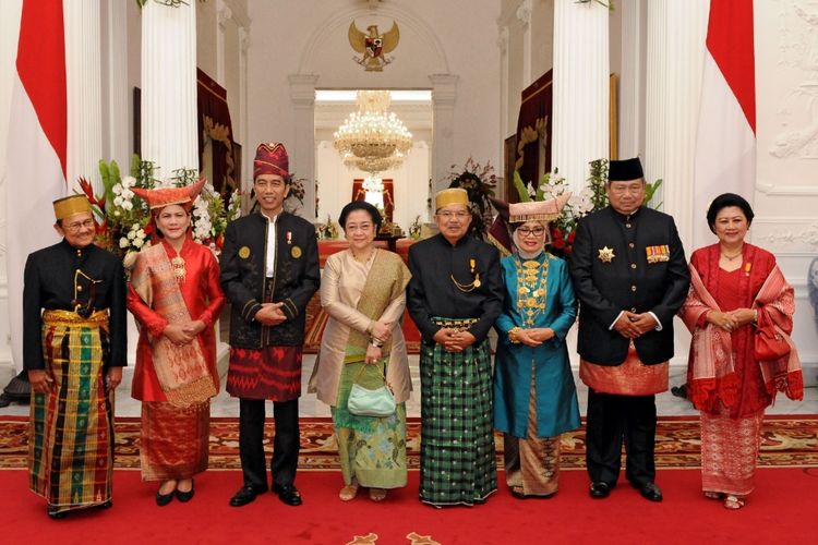 Presiden ke-3 Republik Indonesia, BJ Habibie (kiri), Istri Presiden Republik Indonesia, Iriana Joko Widodo (kedua dari kiri), Presiden Republik Indonesia, Joko Widodo (ketiga dari kiri), Presiden ke-5 Republik Indonesia, Megawati Soekarnoputri (keempat dari kiri), Wakil Presiden Republik Indonesia, Jusuf Kalla (keempat dari kanan), Istri Wakil Presiden Republik Indonesia, Mufidah Kalla (ketiga dari kanan), Presiden ke-6 Republik Indonesia, Susilo Bambang Yudhoyono (kedua dari kanan), Istri Presiden ke-6 Republik Indonesia, Kristiani Herrawati Yudhoyono berpose bersama saat perayaan HUT Kemerdekaan ke-72 Republik Indonesia di Istana Negara, Jakarta, Kamis (17/8/2017). SETPRES/AGUS SUPARTO 