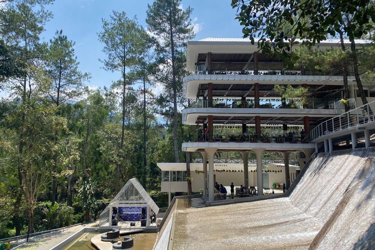 Tempat wisata baru HeHa Waterfall Bogor yang baru saja dibuka di Cisarua, Kabupaten Bogor, Kamis (19/10/2023). 