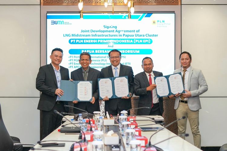 Direktur Utama PT PGN LNG Indonesia Nofrizal bersama PLN EPI Iwan Agung Firstantara bersama perwakilan perusahaan yang tergabung dalam Papua bersama Konsorsum saat menandatangani Joint Development Agreement of LNG Midstream Infrastructure in Papua Utara Cluster. 