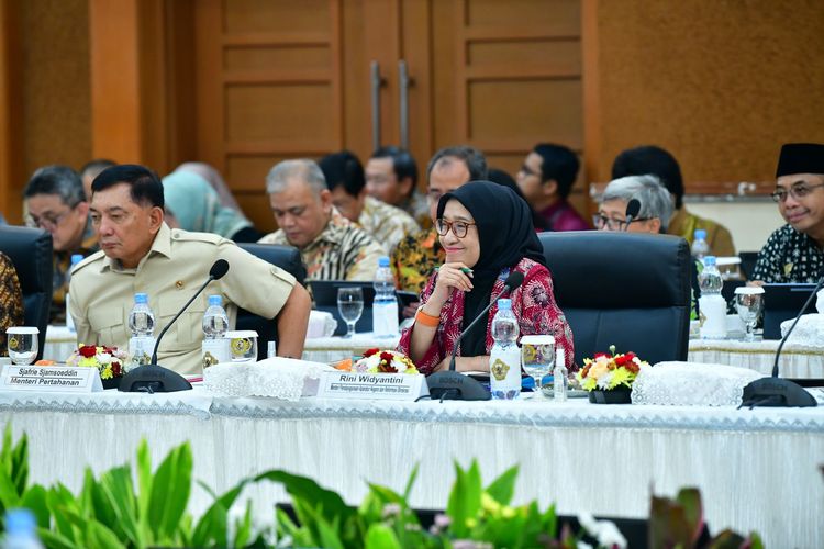 Menteri Pendayagunaan Aparatur Negara dan Reformasi Birokrasi (PANRB) Rini Widyantini saat menghadiri Exit Meeting Pemeriksaan Laporan Keuangan Pemerintah Pusat (LKPP) Tahun 2024 yang diselenggarakan oleh Badan Pemeriksa Keuangan (BPK) di Jakarta, Rabu (21/5/2025).