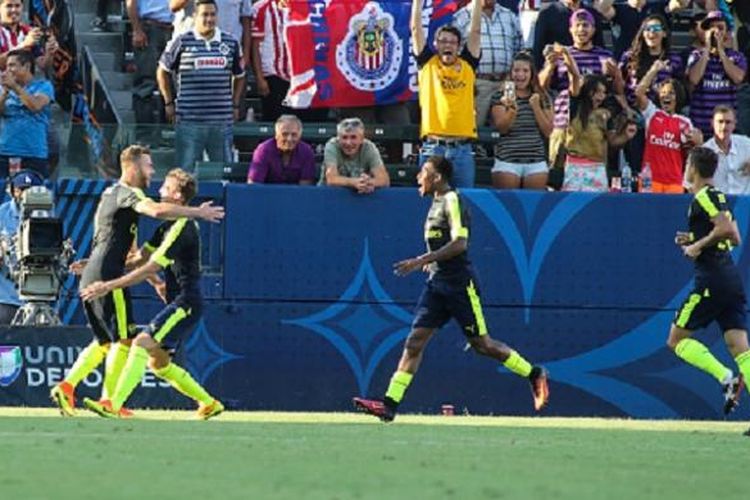 Para pemain Arsenal merayakan gol ke gawang Chivas Guadalajara pada laga uji coba di StubHub, Carson, Minggu (31/7/2016). 