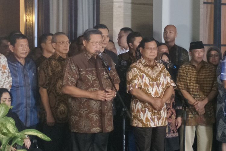 Ketua Umum Partai Demokrat Susilo Bambang Yudhoyono (SBY) saat memberikan keterangan seusai bertemu calon presiden nomor urut 02 Prabowo Subianto, di kediaman pribadinya, kawasan Mega Kuningan, Jakarta Selatan, Jumat (21/12/2018).