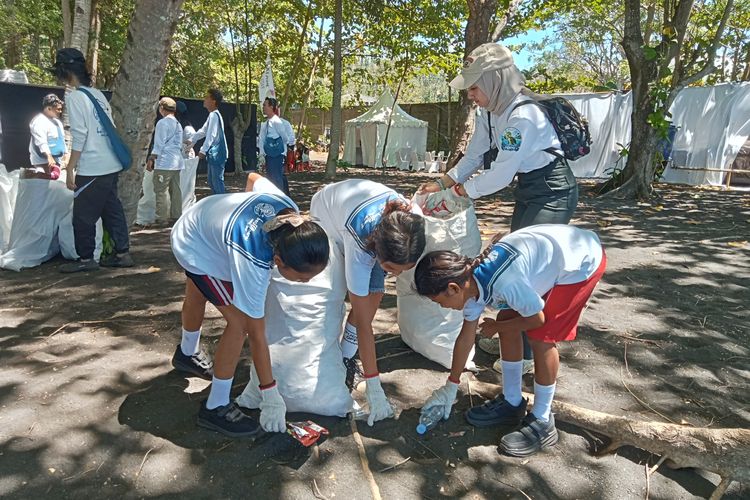 Riuh Tawa Anak-anak di Pantai Tangkoko saat Belajar Menjaga Laut dari Segenggam Sampah