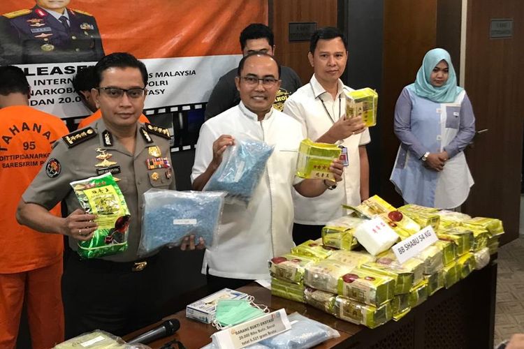 Direktur Tindak Pidana (Dittipid) Narkoba Bareskrim Polri Brigjen (Pol) Eko Daniyanto (tengah) saat konferensi pers di Gedung Bareskrim Polri, Jakarta Selatan, Selasa (18/6/2019).