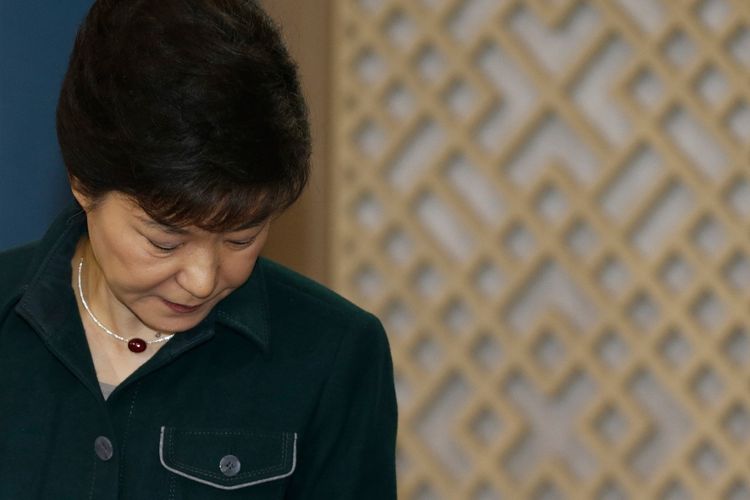 Foto yang diambil pada 4 Maret 2013, menunjukkan Presiden Korea Selatan Park Geun-hye usai menyampaikan permohonan maaf kepada negara atas tuduhan suap yang ditujukan kepadanya.