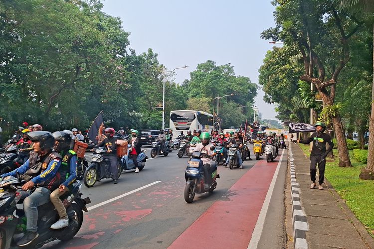Massa Ojol Tiba di Merdeka Selatan Jakpus, Minta Jalan Menuju Istana Negara Dibuka