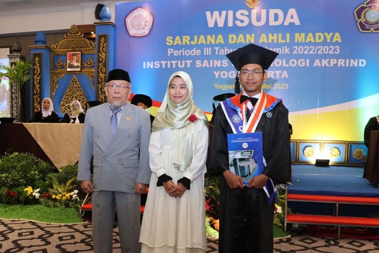 Hawari Al Robbani yang lulus dari IST Akprind Yogyakarta dengan IPK 4.