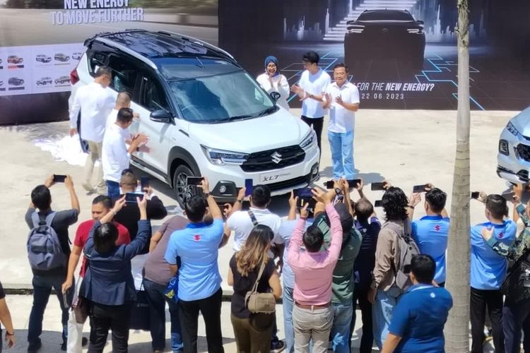 PT Suzuki Indomobil Sales (SIS) bersama PT Rodamas Makmur Motor Indomobil Batam, hari ini, Jumat (23/6/2023) resmi meluncurkan produk terbaru New XL7 Hybrid yang mengusung tagline “New Energy to Move Further” di Batam sebagai inisiasi kehadirannya di seluruh jaringan Suzuki secara Nasional.