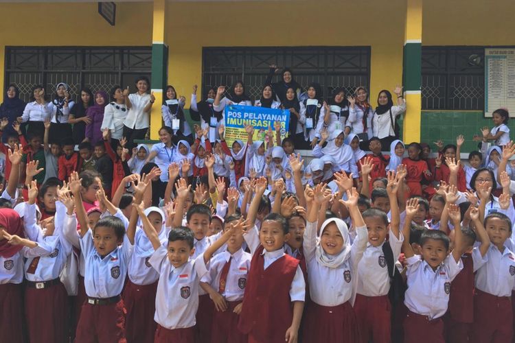 Dinas Kesehatan kota Palopo memberikan vaksin MR di sejumlah sekolah sejak 2 Agustus 2018 