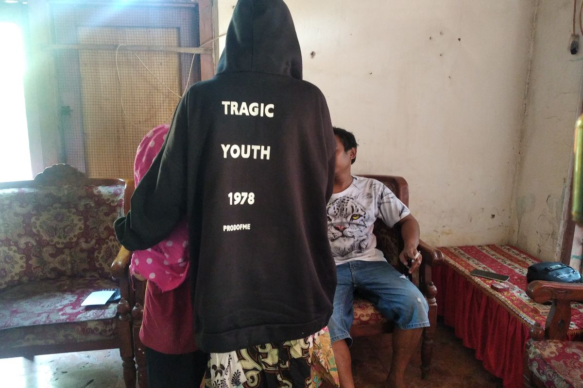 Foto: Korban yang diduga penyekapan di Situbondo ketoka ditemui di rumahnya. 