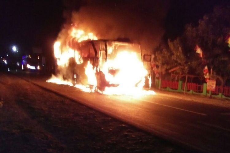 TERBAKAR --Bus Sugeng Rahayu jurusan Surabaya-Jogja terbakar setelah bertabrakan dengan sepeda motor di di Jalan Jurusan Surabaya-Madiun Km. 158-159 di Desa Garon, Kecamatan Balerejo, Kabupaten Madiun, Sabtu ( 5/8/2017) malam. 