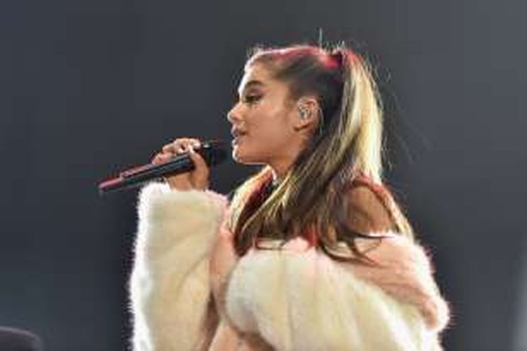 Penyanyi Ariana Grande tampil dalam acara Wango Tango 2016 di StubHub Center di Carson, California, pada 14 Mei 2016. 