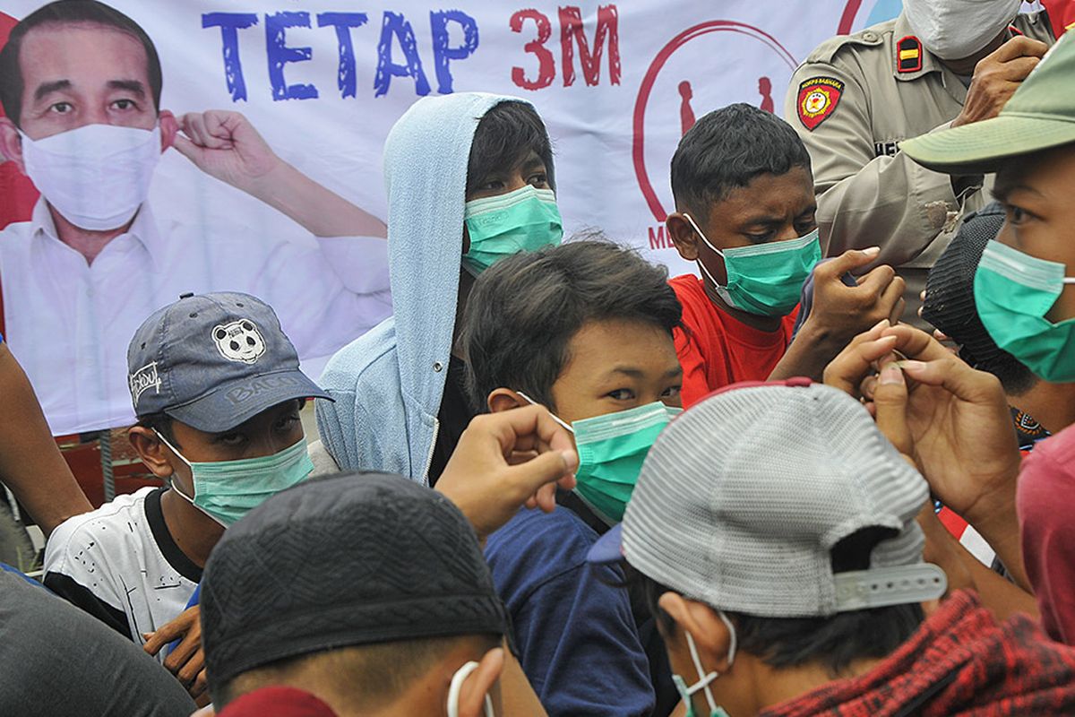 Sejumlah pelajar yang akan mengikuti aksi unjuk rasa terjaring razia di Stasiun Bekasi, Jawa Barat, Selasa (13/10/2020). Sebanyak 23 pelajar yang akan mengikuti aksi unjuk rasa di Jakarta diamankan oleh petugas Polisi dan TNI untuk selanjutnya dilakukan pembinaan.