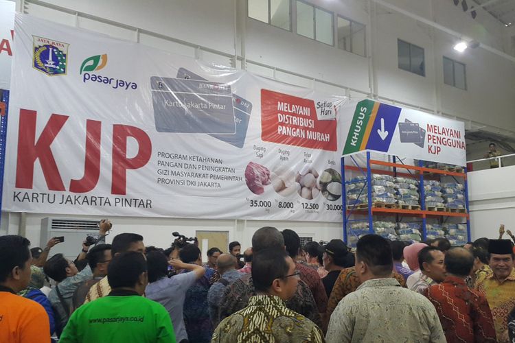 Warga DKI Jakarta yang menerima Kartu Jakarta Pintar (KJP) dapat berbelanja di Jakgrosir Pasar Induk Kramatjati, Jakarta Timur. Foto diambil di Jakgrosir, Jumat (8/9/2017).