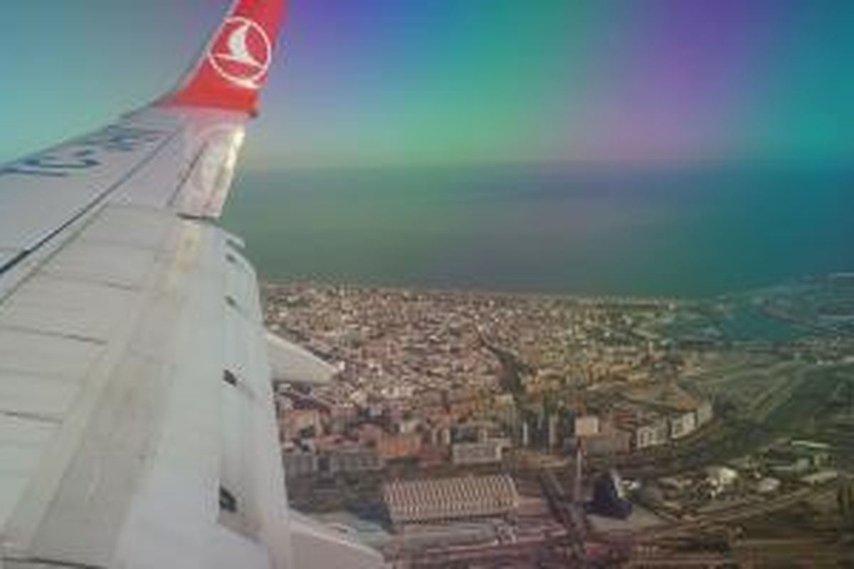Pesawat Boeing 737-800 Turkish Airlines siap-siap mendarat di Bandara Valencia, Spanyol, Selasa (10/11/2015).