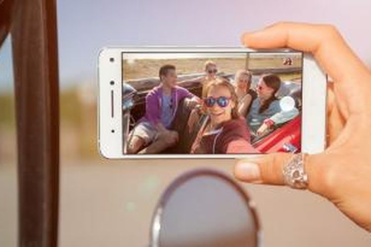 Lenovo memperkenalkan ponsel selfie bertajuk Vibe S1