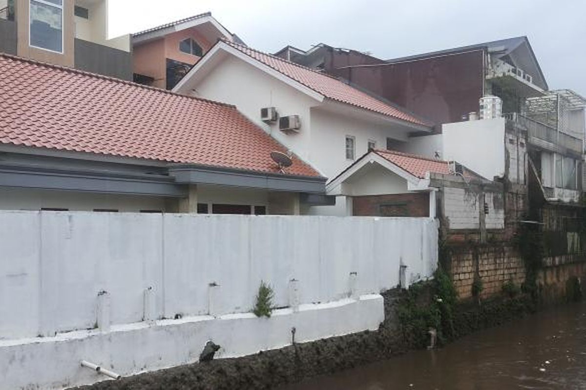 Salah satu bangunan di Kemang yang akan dibongkar karena dianggap melanggar garis sepadan sungai di Kali Krukut.