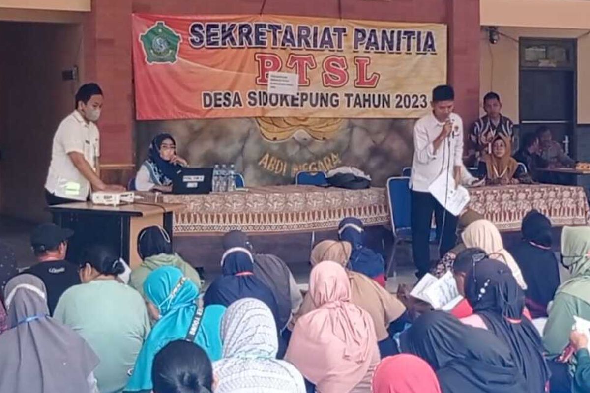 Balai Desa Sidokepung, Kecamatan Buduran, Sidoarjo, dikepung warga lantaran proses PTSL dinilai lamban.