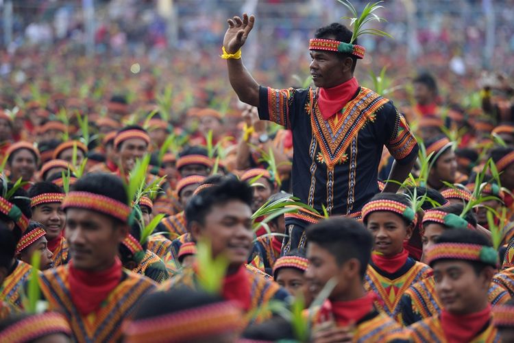 Ribuan penari tampil pada pagelaran tari tradisional Saman massal di Stadion Seribu Bukit, Blang Kejeren, Gayo Lues, Aceh, Minggu (13/8/2017). Pagelaran Tari Saman itu memecahkan rekor dunia dari Museum Rekor Indonesia ( MURI) dengan jumlah penari terbanyak di dunia, yakni 12.262 orang yang berasal dari berbagai komponen masyarakat.