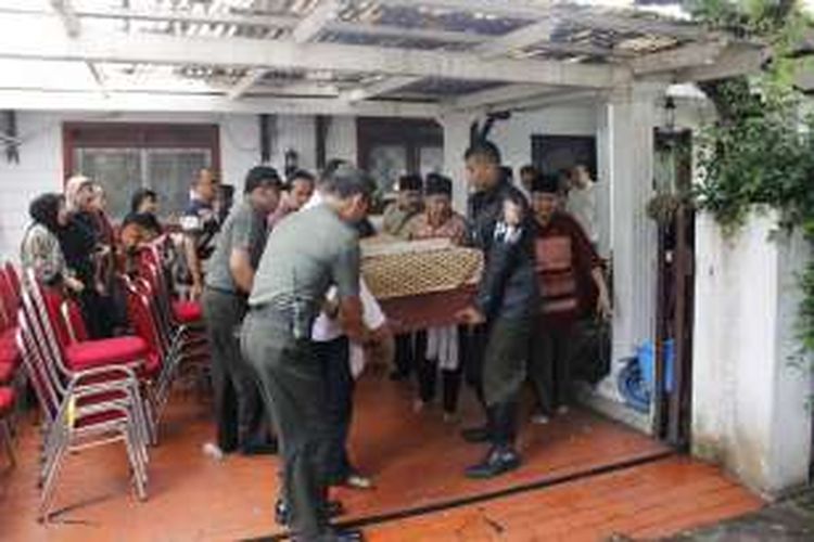Jenazah Sulistina Sutomo diangkat menuju mobil jenazah dan dibawa ke Bandara Soekarno Hatta dari rumah duka di Jalan Haji Muhasyim Buntu 45, Tarogong, Cilandak Barat, Jakarta, Rabu (31/8/2016).