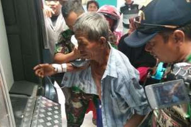 Paito (56), warga Dusun Suparseh, Desa Wringin Anom, Kecamatan Asembagus, Kabupaten Situbondo, terluka di bagian punggung saat sedang mencari rumput. 