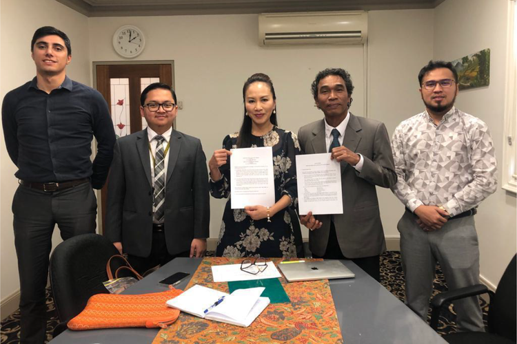 Penandatanganan Perjanjian Kerja Sama yang dilakukan secara daring oleh Atas Pendidikan dan Kebudayaan Indonesia untuk Australia M. Imran Hanafi, mewakili KBRI Canberra dan Direktur Operasional PT Gramedia Asri Media Victorinus Sugiarto pada Kamis, (15/04/2021).