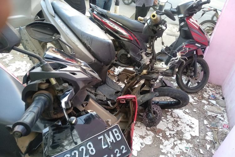 Kendaraan bermotor yang terlibat kecelakaan di Sawangan, Depok, Selasa (14/1/2020)