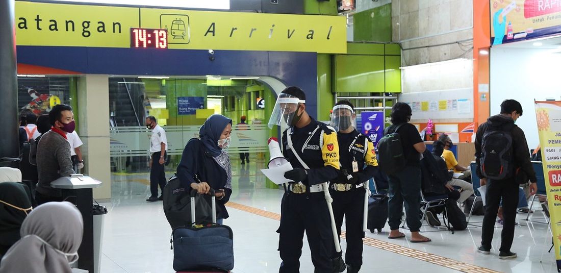 Penumpang kereta api di Stasiun Gambir, Jakarta Pusat.