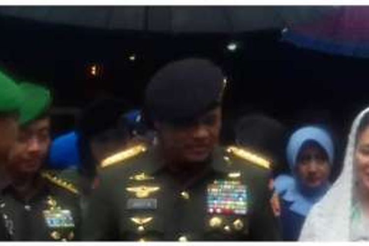 Panglima TNI dan rombongan berziarah di makam Astana Giribangun, makam Presiden Suharto, di Matesih, Karanganyar, Jawa Tengah, Rabu (28/9/2016).
