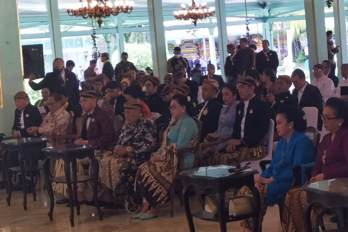 Suasana peringatan hari kenaikan takhta atau Jumengan Tingalan Jumenengan Dalem Ingkang Jumeneng KGPAA Mangkunagara X, telah dimulai di Pandopo Pura Mangkunegaran pada Rabu (1/3/2023). Tampak, Raja Keraton Solo, Sri Susuhunan Pakubuwana XIII yang duduk bersebelahan dengan KGPAA Mangkunegara X.