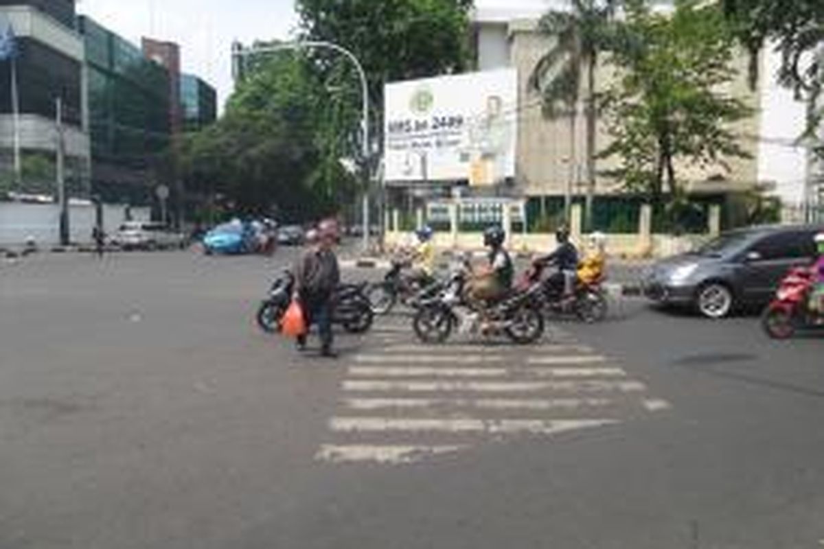 Sejumlah kendaraan yang berhenti melewati garis pembatas, di perempatan Jalan Sabang, Jakarta Pusat. Selain membuat pejalan kaki kesulitan menyebrang, perilaku seperti ini juga menjadi salah satu penyebab kemacetan di Jakarta. Gambar diambil pada Minggu (7/9/2014).