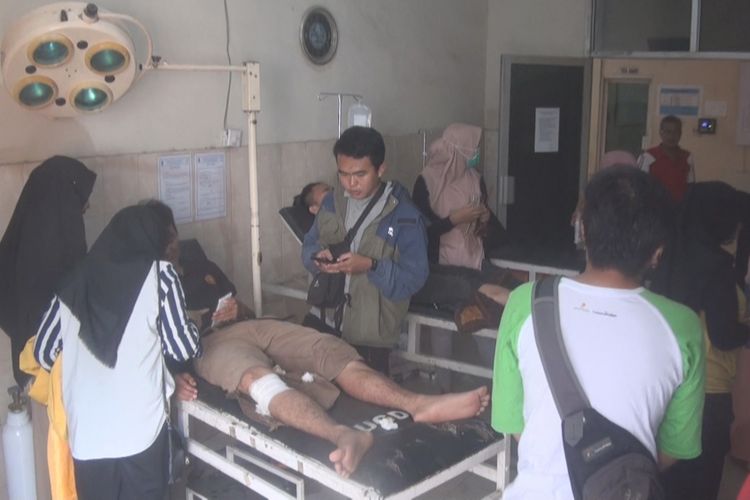 Dua mahasiswa Unsri Indralaya korban tabrakan beruntun mendapat penanganan dari petugas Puskesmas Timbangan Indralaya Ogan Ilir