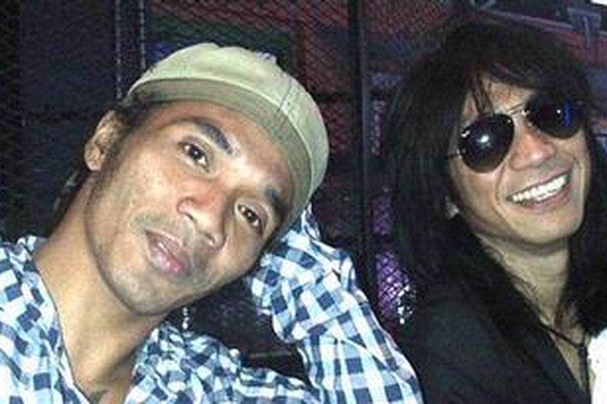 Kaka (kiri) dan Abdee, vokalis dan gitaris grup Slank
