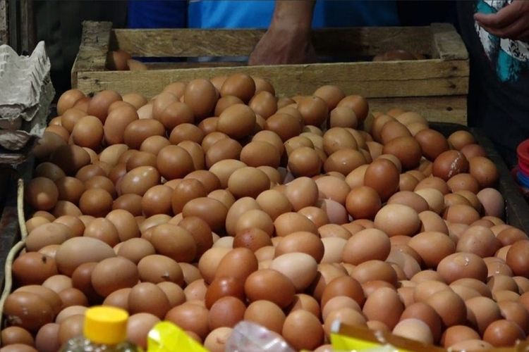 Pemerintah Kota Jakarta Timur melaksanakan inspeksi mendadak (sidak) harga pangan di Pasar Jatinegara, Jakarta Timur, Rabu (14/9/2022). Harga telur ayam ras yang sebelumnya Rp 32.000 per kilogram turun menjadi Rp 28.000 per kilogram.