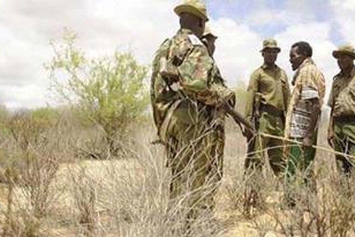 Tentara Kenya menanyai seorang warga yang tinggal dekat Liboi, kota perbatasan dengan Somalia, Sabtu (15/10/2011).