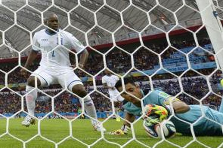 Kiper Honduras, Noel Valladares (kanan), melakukan gol bunuh diri, pada pertandingan Grup E melawan Perancis, di Estadio Beira-Rio, Porto Alegre, Minggu (15/6/2014).